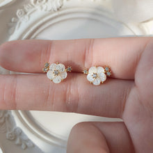 Load image into Gallery viewer, Petit Flower Earrings