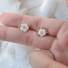 Load image into Gallery viewer, Petit Flower Earrings