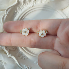 Load image into Gallery viewer, Petit Flower Earrings