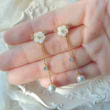 Load image into Gallery viewer, Petit Flower Earrings