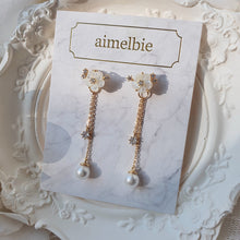 Load image into Gallery viewer, Petit Flower Earrings