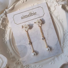 Load image into Gallery viewer, Petit Flower Earrings