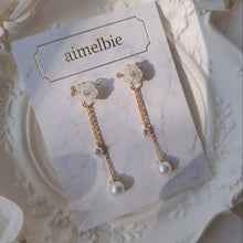 Load image into Gallery viewer, Petit Flower Earrings