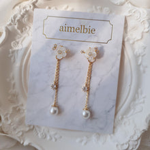 Load image into Gallery viewer, Petit Flower Earrings