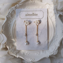 Load image into Gallery viewer, Petit Flower Earrings