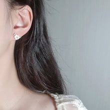 Load image into Gallery viewer, Petit Flower Earrings