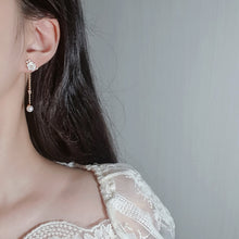 Load image into Gallery viewer, Petit Flower Earrings